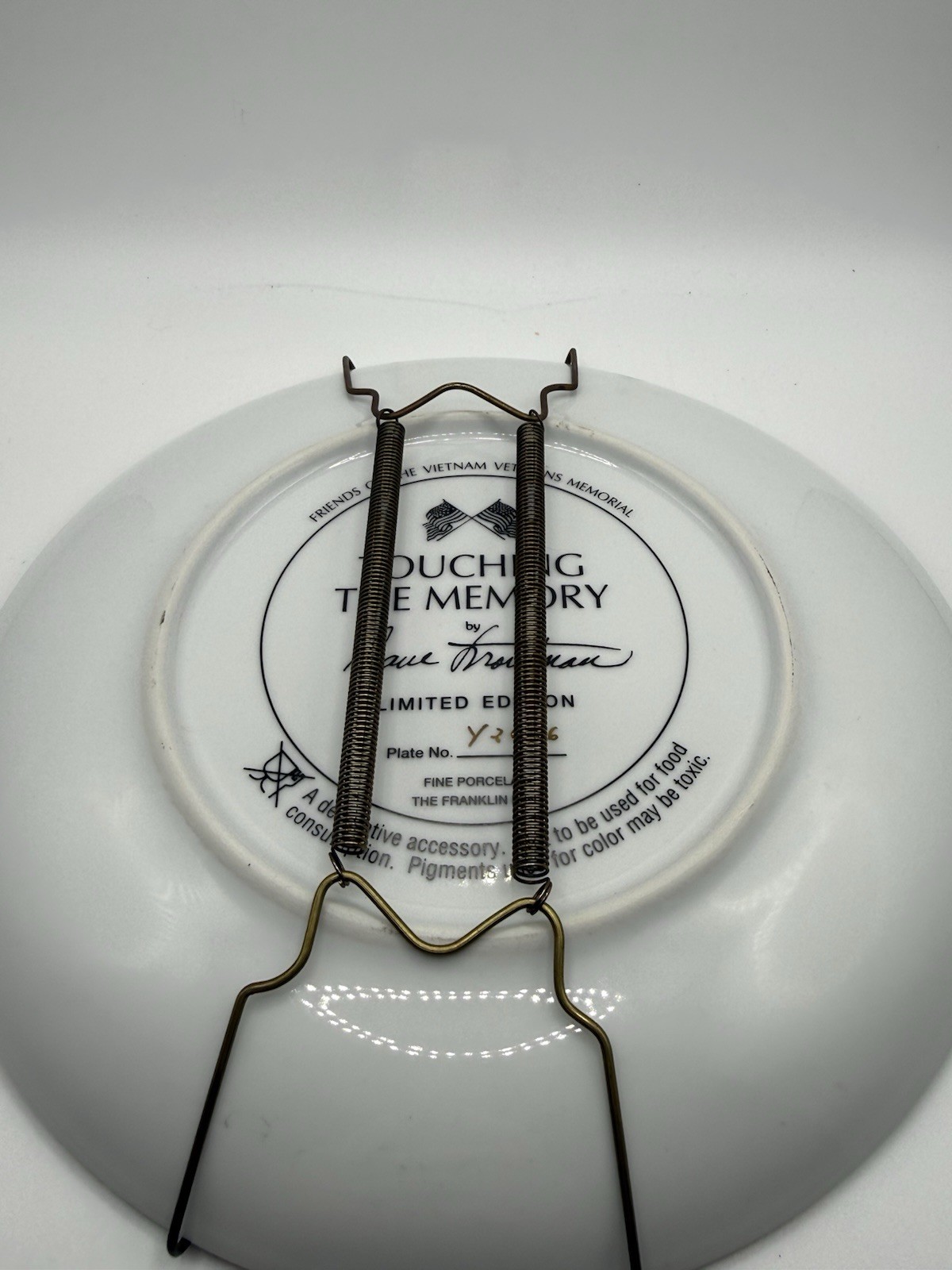 „Touching The Memory” Franklin Mint Friends of Vietnam Veterans Memorial Plate