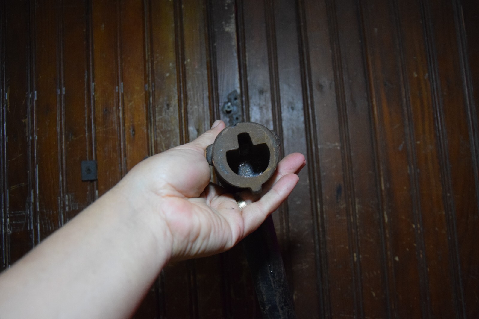 CAST IRON METAL HAND CRANK HANDLE ONE PIECE MACHINED INTERFACE OLD TIMEY DECOR