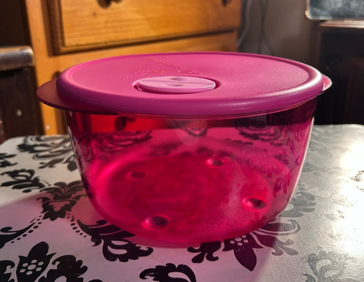 Tupperware Round Rock N Serve 2 Liter – FUCHSIA color NEW