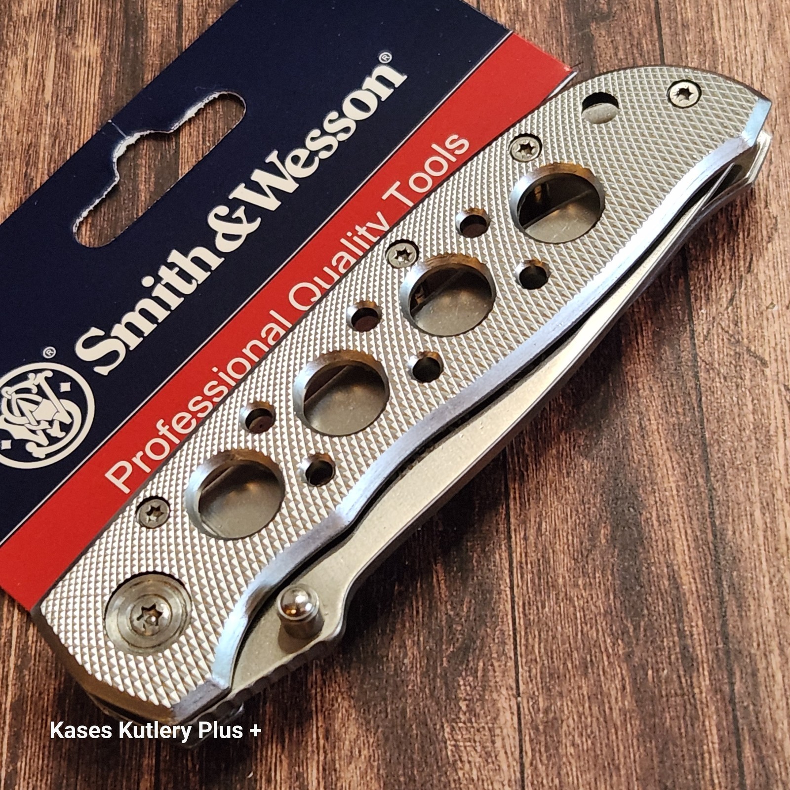 Smith & Wesson Extreme Ops Liner Lock 4.25″ Closed Folding Pocket Knife