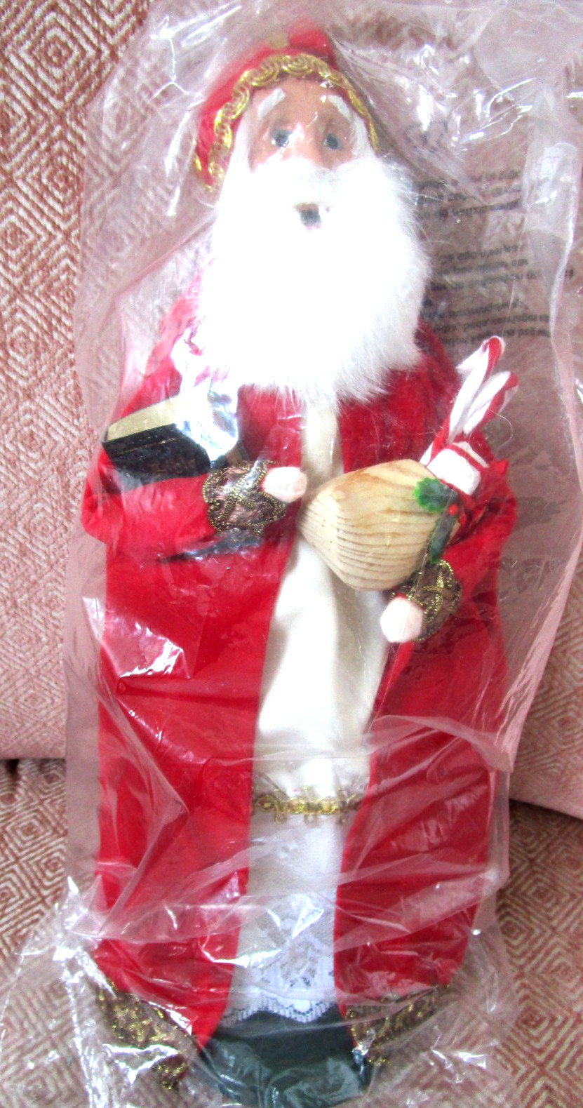 Byers Choice MINT Saint Nicholas Caroler 2018 Santa Dutch Wooden Shoe Bible