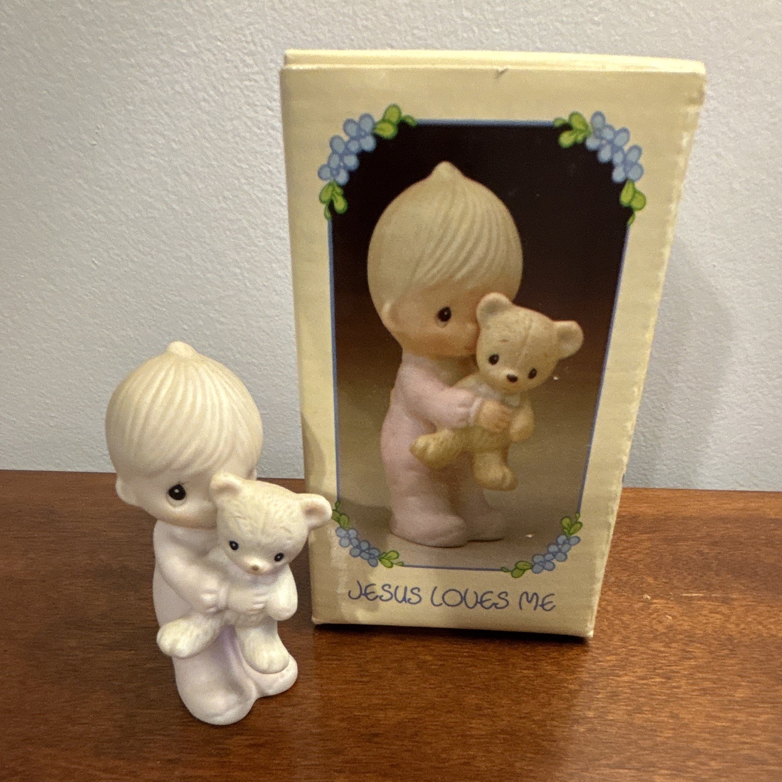 Precious Moments Figurine E-1372B Jesus Loves Me (4.5″)