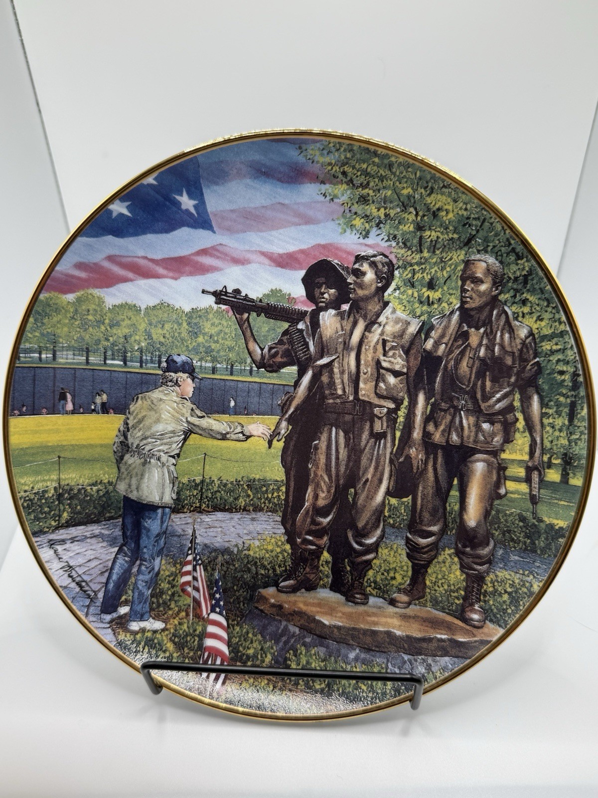 „Touching The Memory” Franklin Mint Friends of Vietnam Veterans Memorial Plate