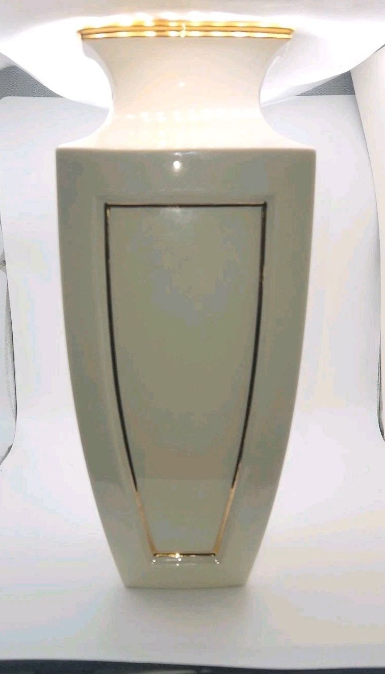 Lenox Eternal Dimension Collection 10″ Ivory Porcelain Vase w/ 24K Gold Trim USA