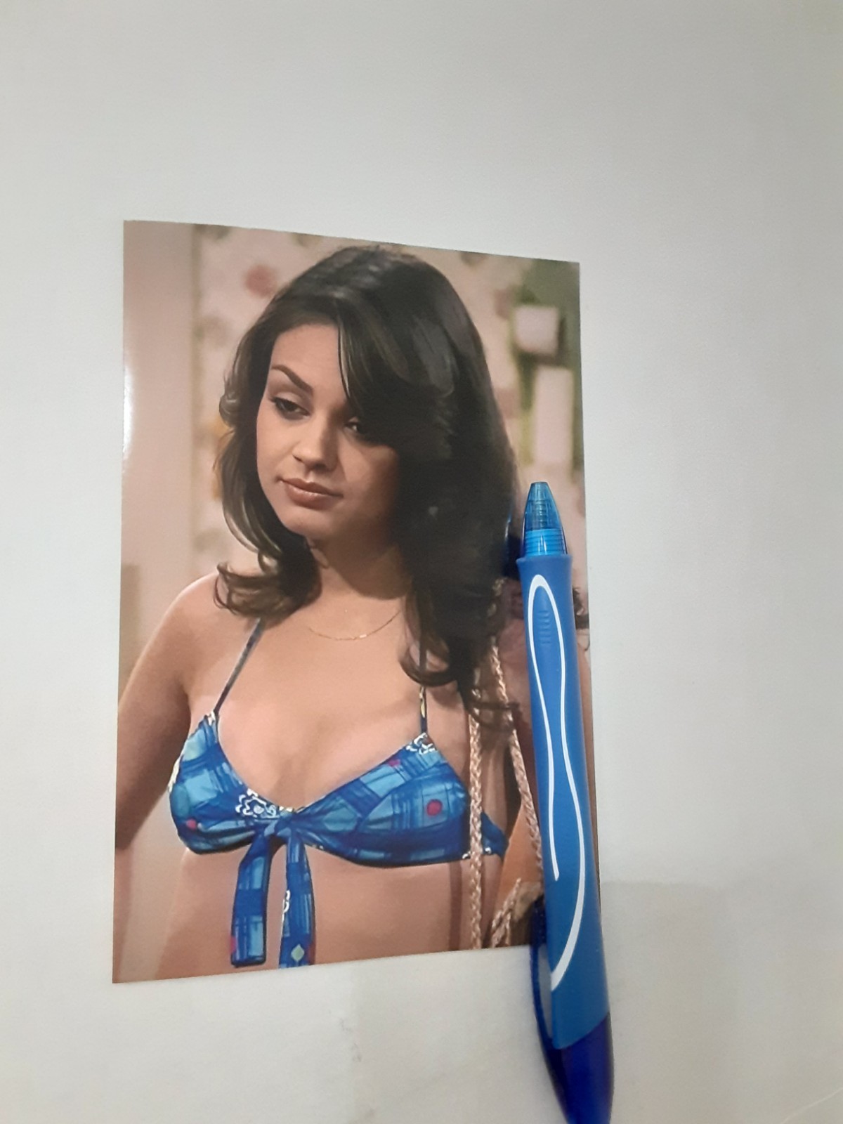 MILA KUNIS, BEAUTIFUL ACTRESS JACKIE ON THAT 70s SHOW, GLOSSY COLOR, 4X6 PHOTO