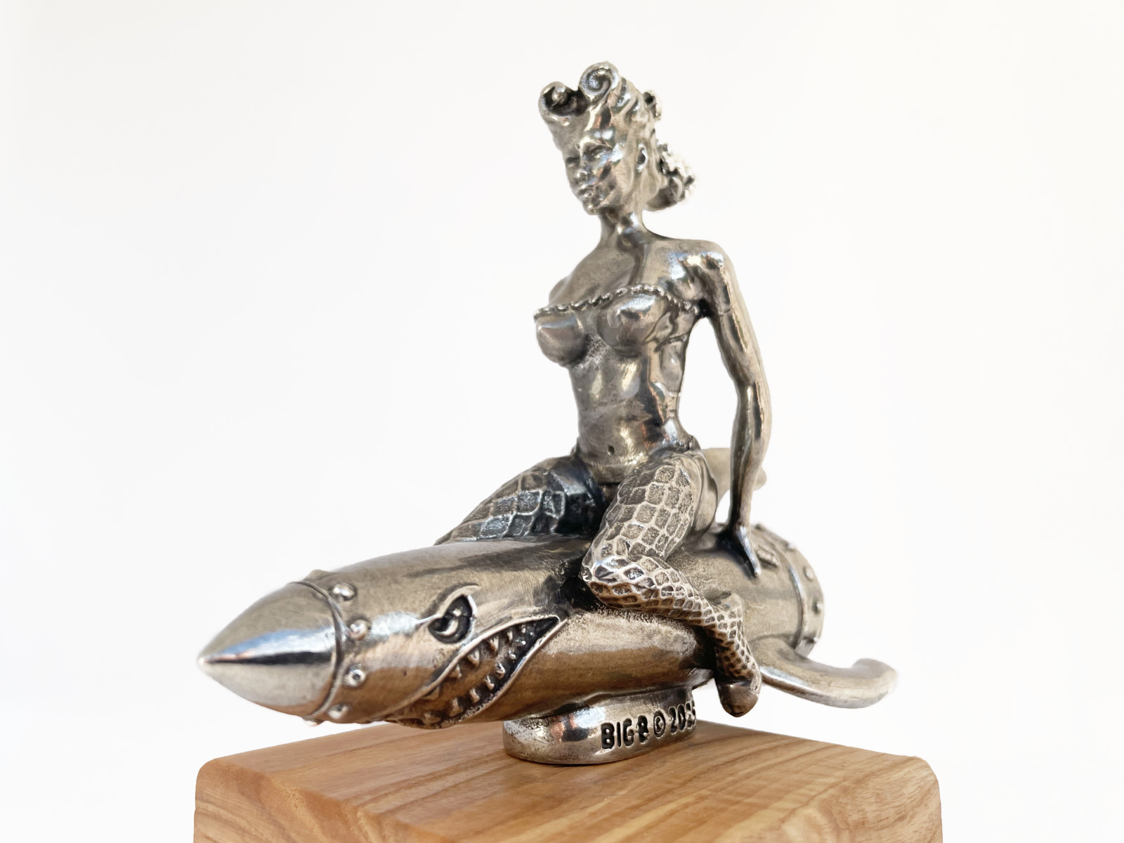 BomberGirl Rockabilly, „Lit“ version, metal hood ornament, Hot Rod, Pinup-style