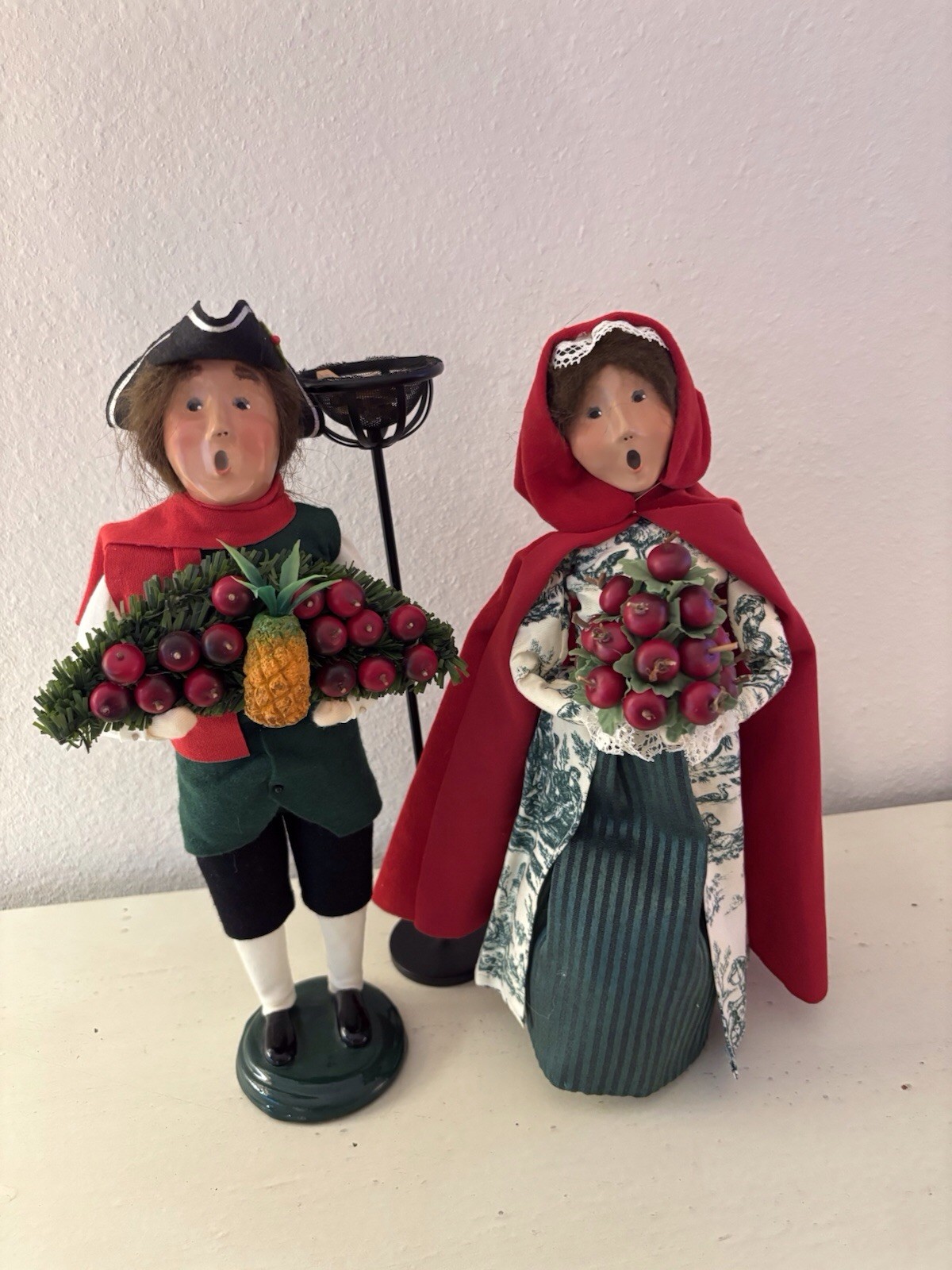 Byers Williamsburg Christmas Couple With Cresset, Apple Swag And Tree