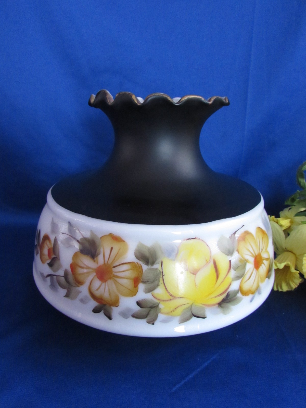 VTG UNIQUE HANDPAINTED BLACK W YELLOW FLOWERS GWTW HURRICANE GLASS SHADE 6 7/8”