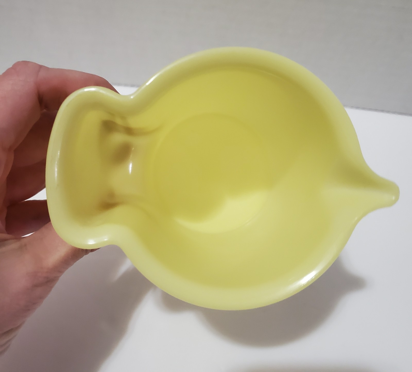 TUPPERWARE~Vintage Yellow Creamer With Pour Spout Lid #574-4