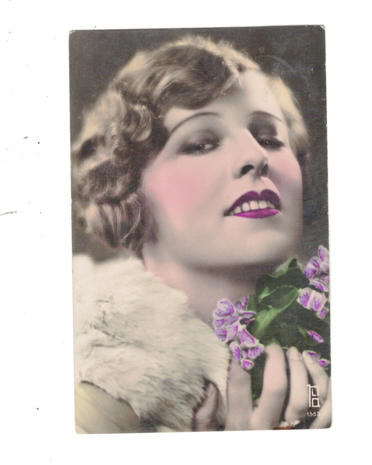 SD1320 ROARING TWENTIES FLAPPER MODEL CHALLENGING LOOK RED LIPS FUR SHAWL