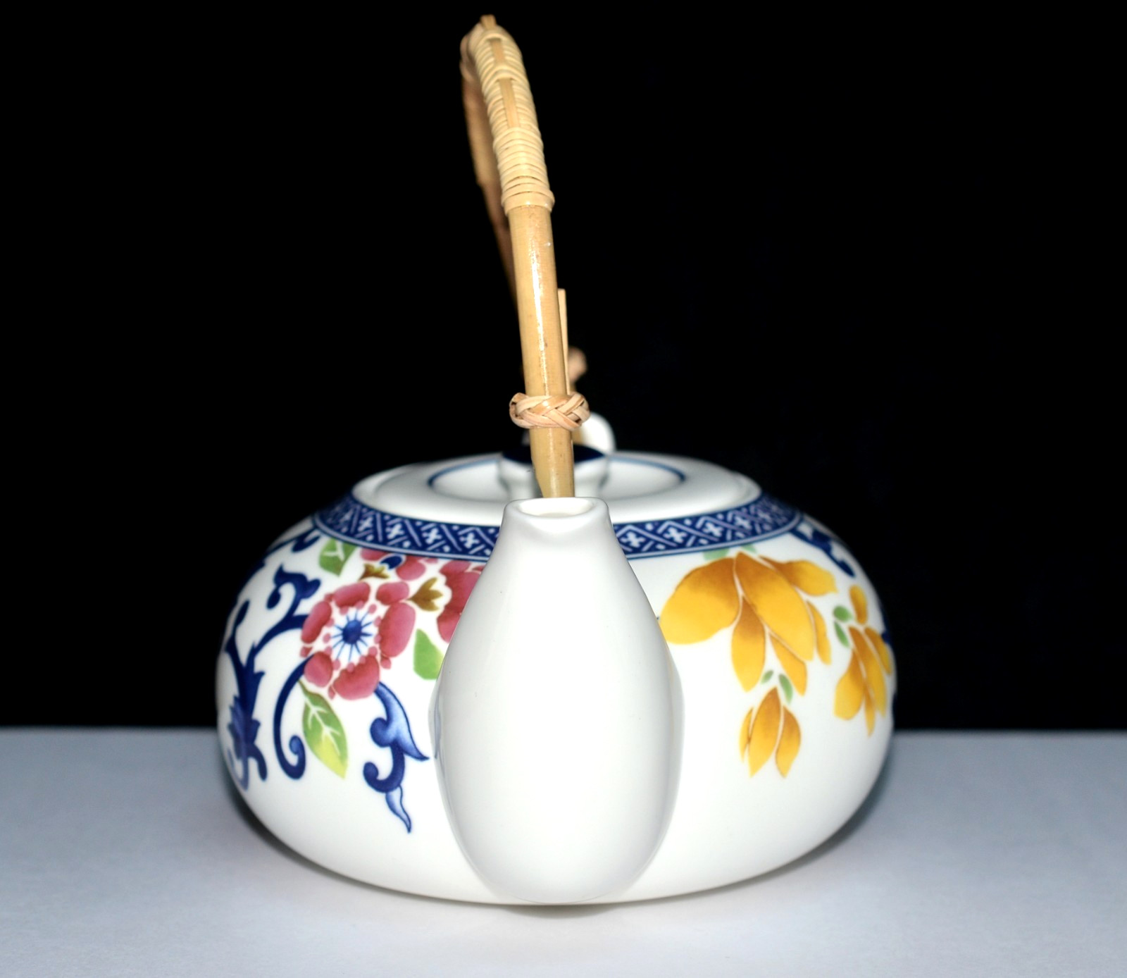 Ralph Lauren Mandarin * TEAPOT WITH BAMBOO HANDLE * Blue and White Floral, EXC