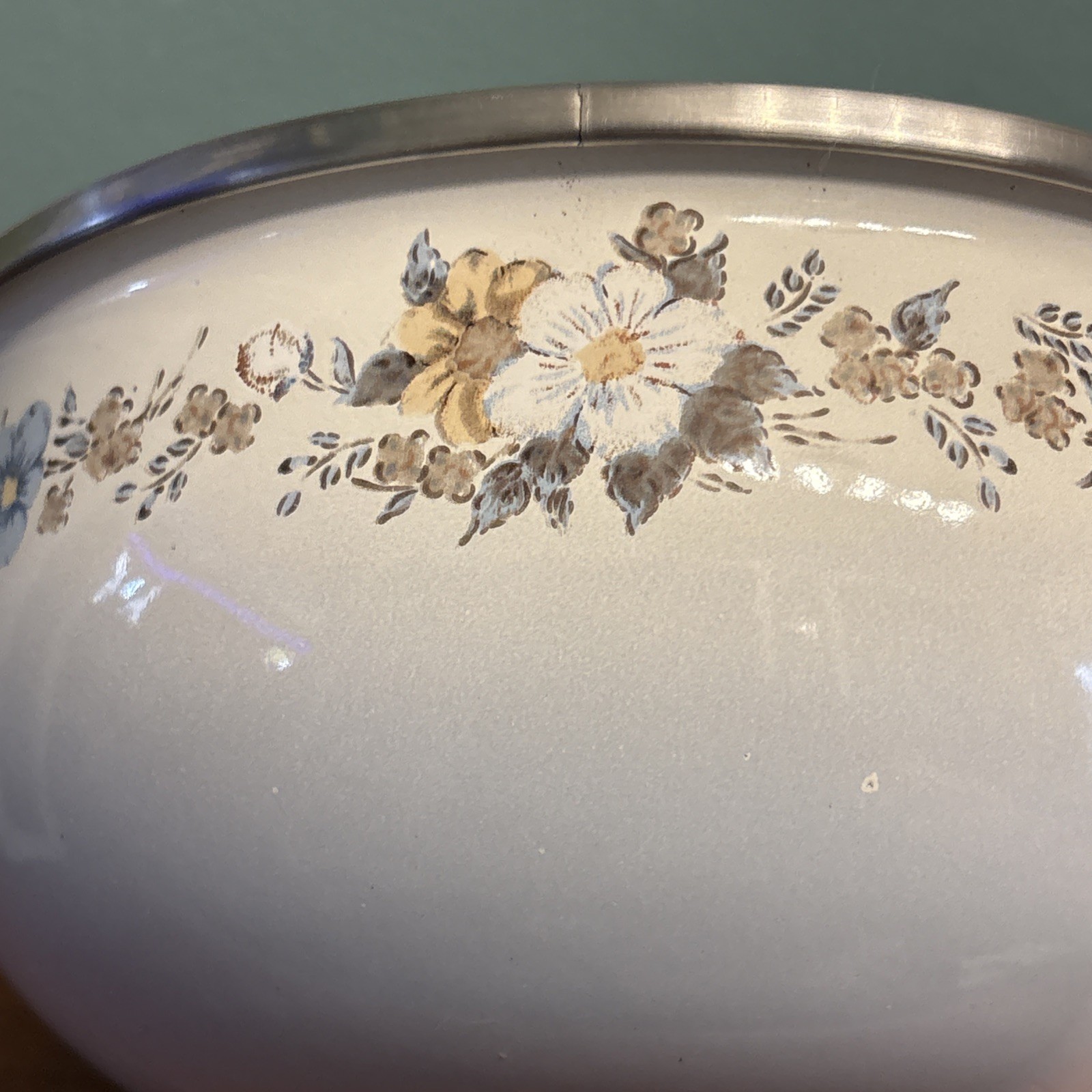 Vintage Pair Enamelware Floral Nesting Bowls Ombré Cream Blue Daisy Metal