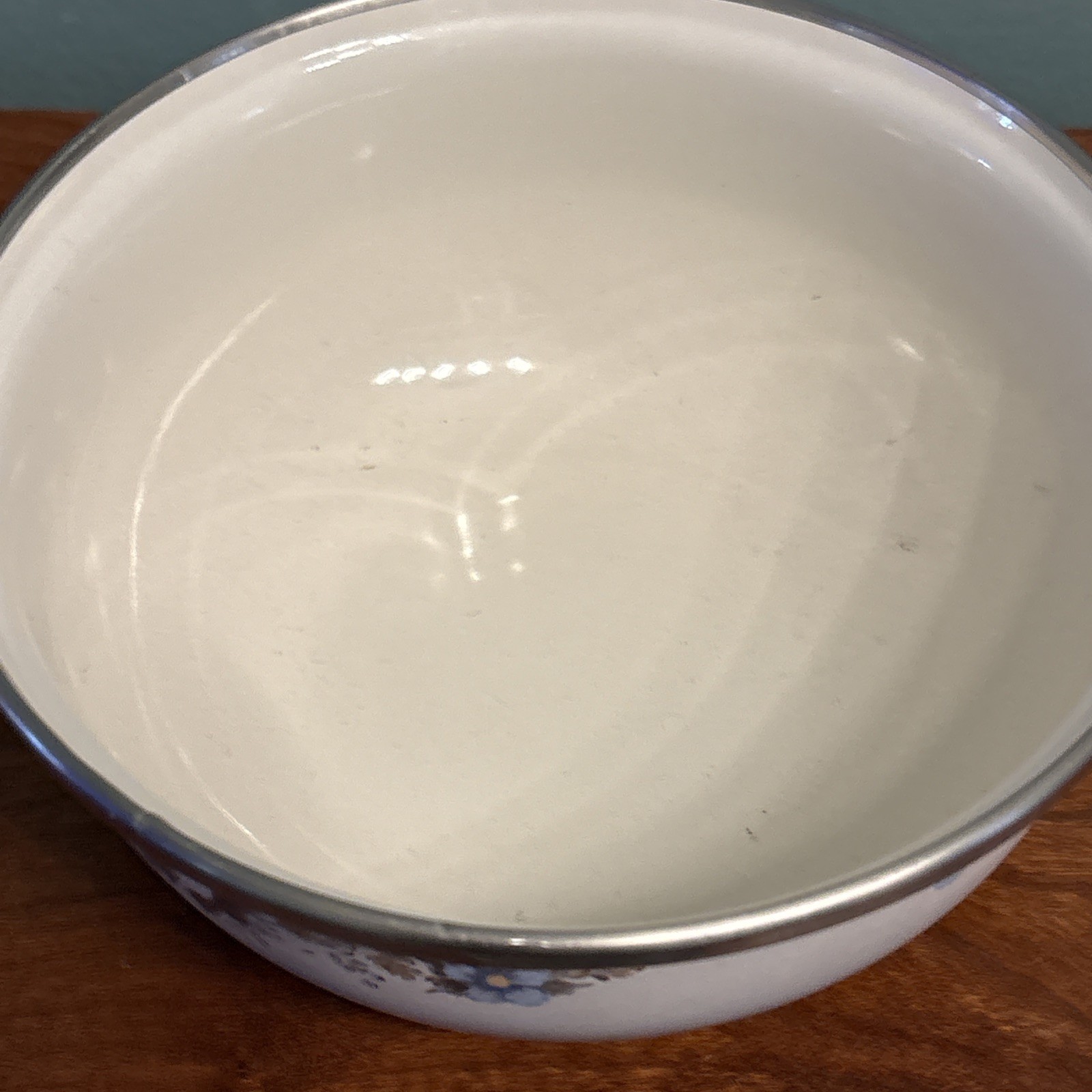 Vintage Pair Enamelware Floral Nesting Bowls Ombré Cream Blue Daisy Metal