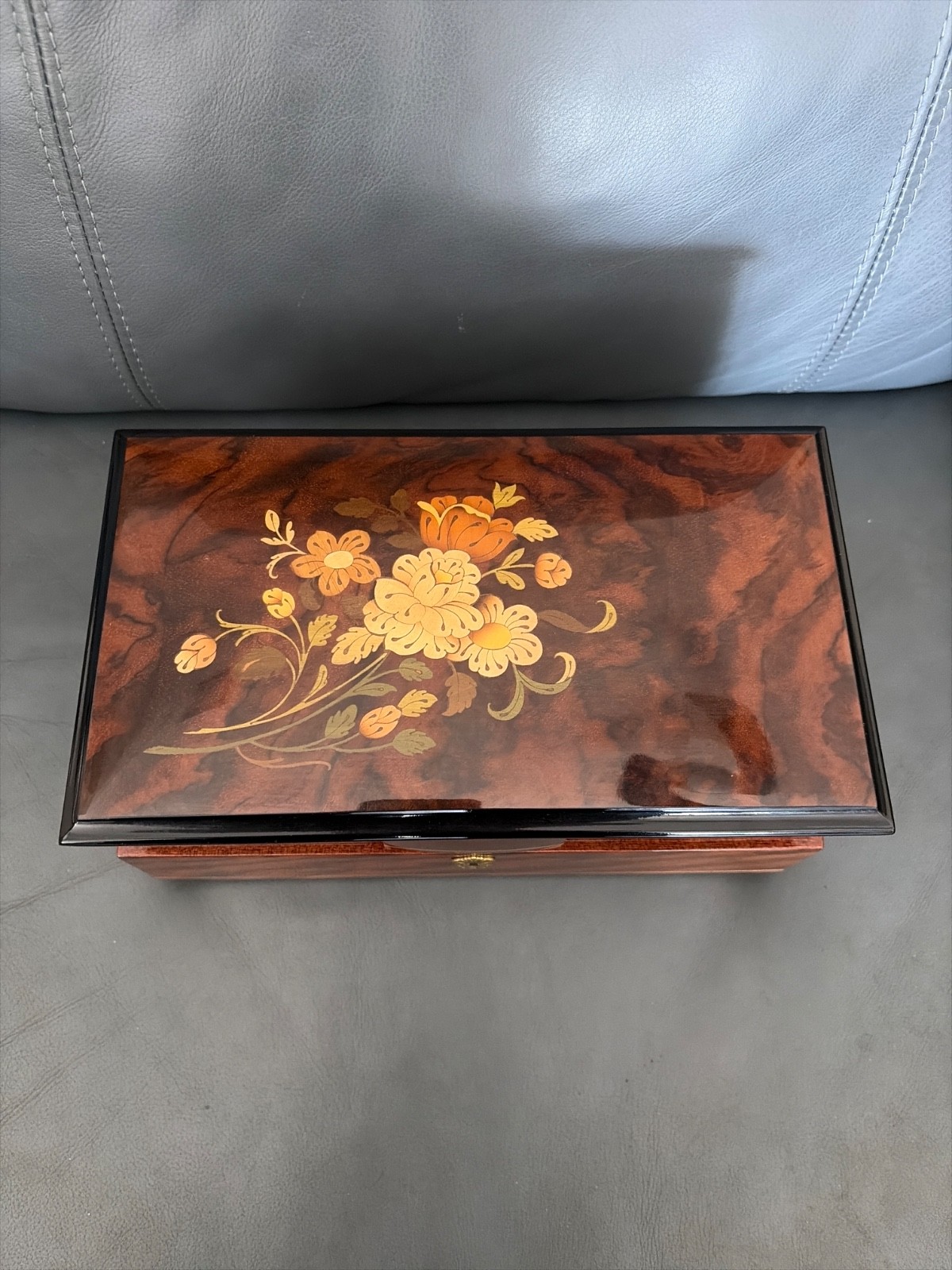 Reuge Jewelry Music box with 30 note movement playing-„Wiener Blut“ J.Strauss