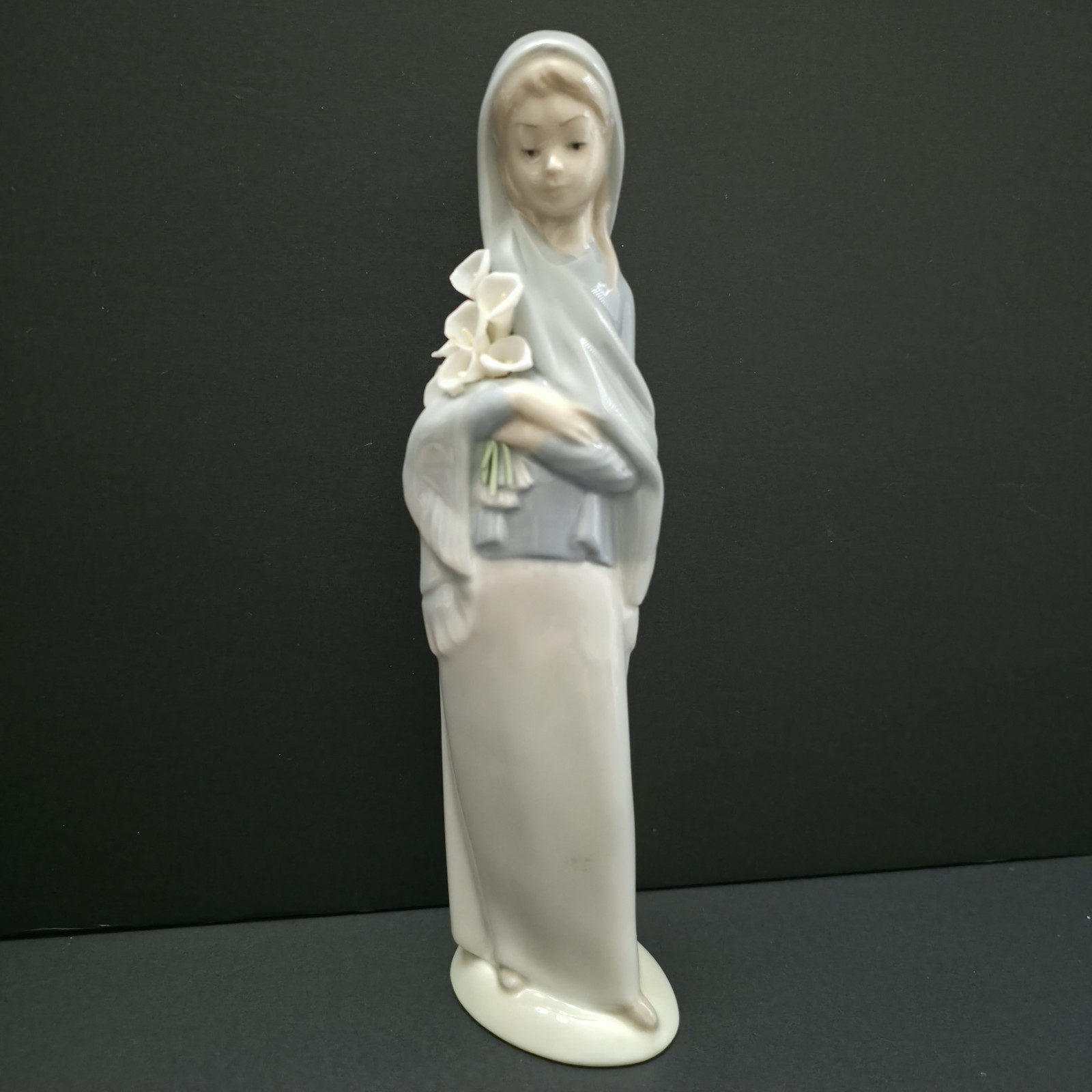 LLADRO DAISA 1977 LADY WITH CALA LILIES Porcelain Retired 9.5in