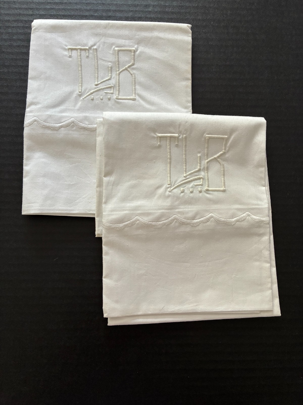 Pair Vintage Cotton Percale ‚Bates‘ Pillowcases Monogram TLB NOS