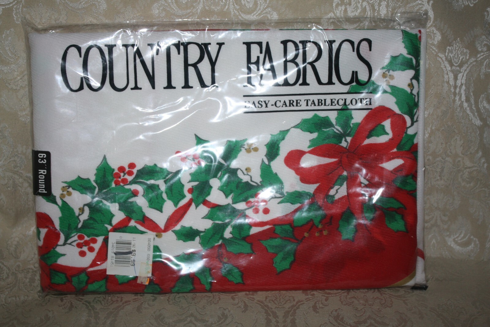 NWT Vintage Christmas COUNTRY FABRICS Easy Care TABLECLOTH 63″ ROUND with HOLLY