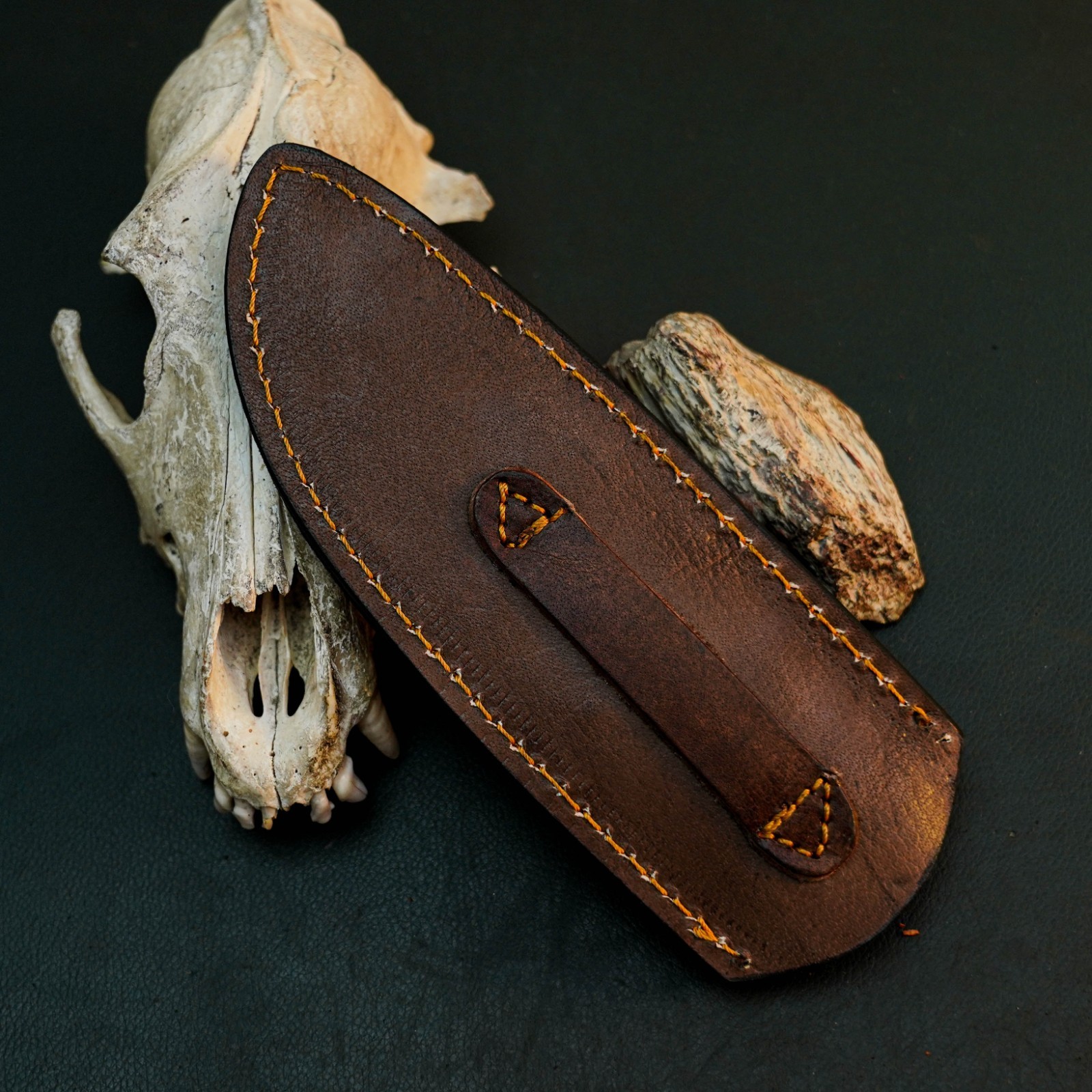9.4″ D2 Skinning Hunting Knife Handmade Full Tang Wood Handle Leather Sheath