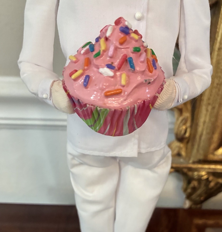 Byers Choice Carolers HTF Cupcake Chef