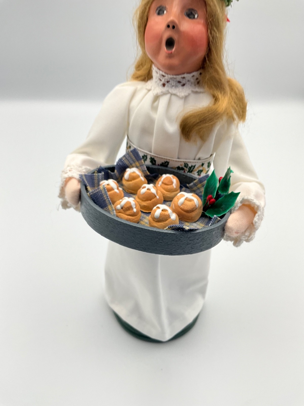 Byers Choice Saint St Lucia Candles & Hot Cross Buns Swedish Legend HTF Mint