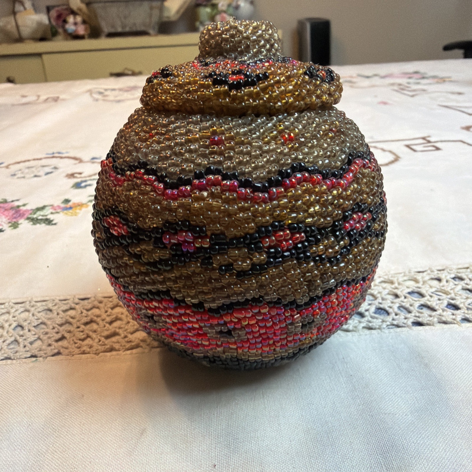 VTG Multi COLOR WOVEN BEADED OVER RATTAN BASKET WITH LID Brown Tan Pink