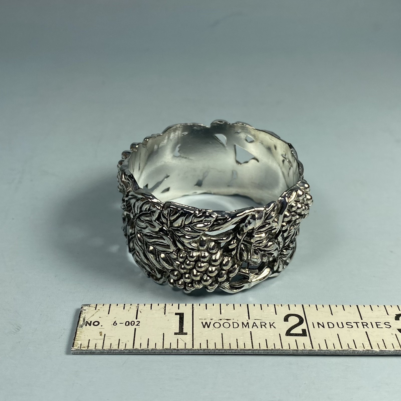 International Silver Co Silver-Plated Napkin Rings Grapevine Design Set of 8 VTG