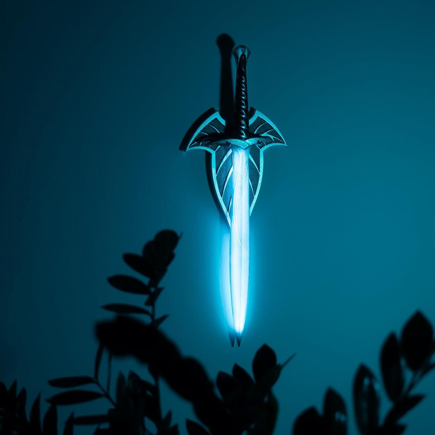 Official Lord of the Rings Sword – LED Collector’s Lamp*