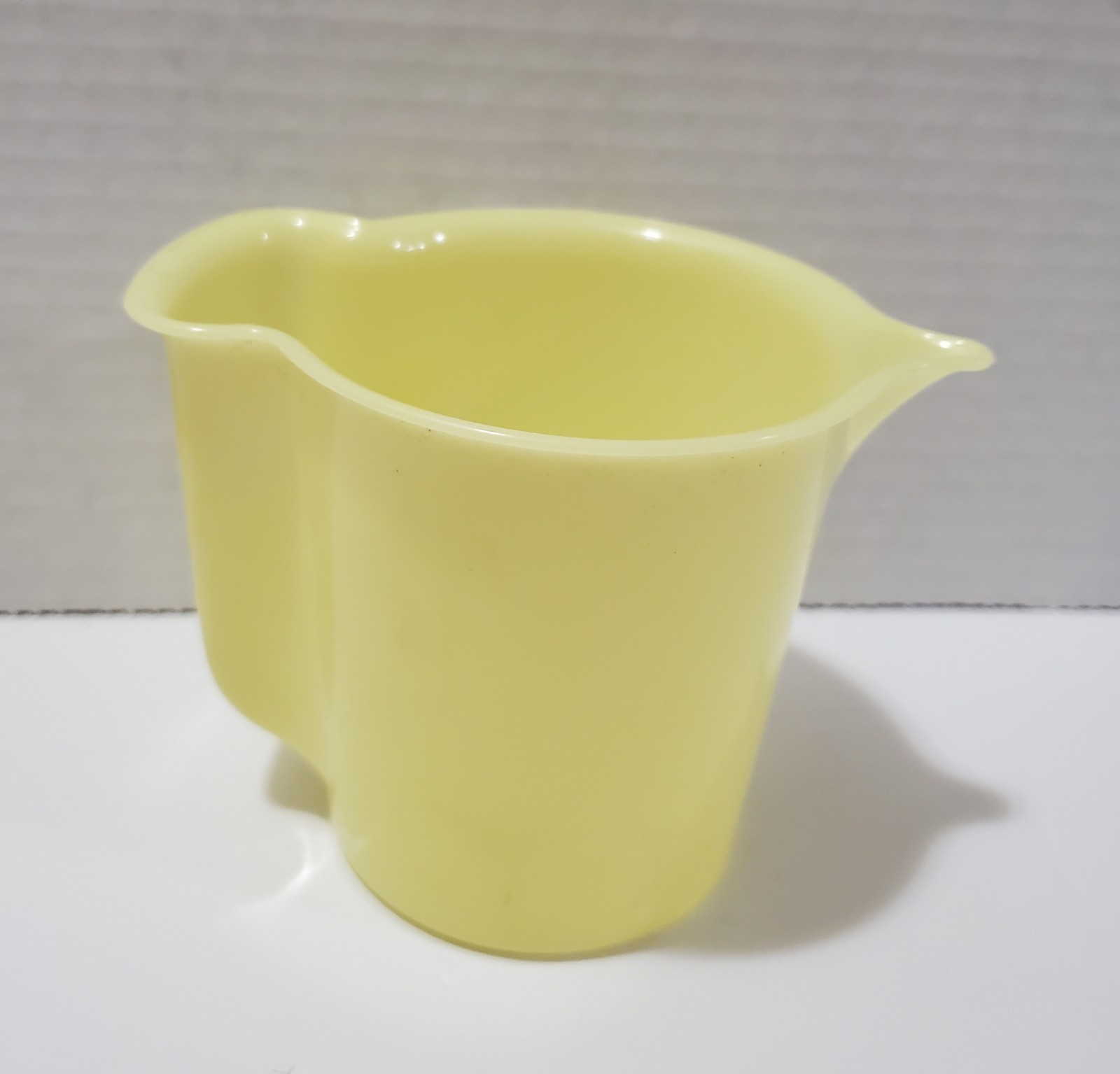TUPPERWARE~Vintage Yellow Creamer With Pour Spout Lid #574-4