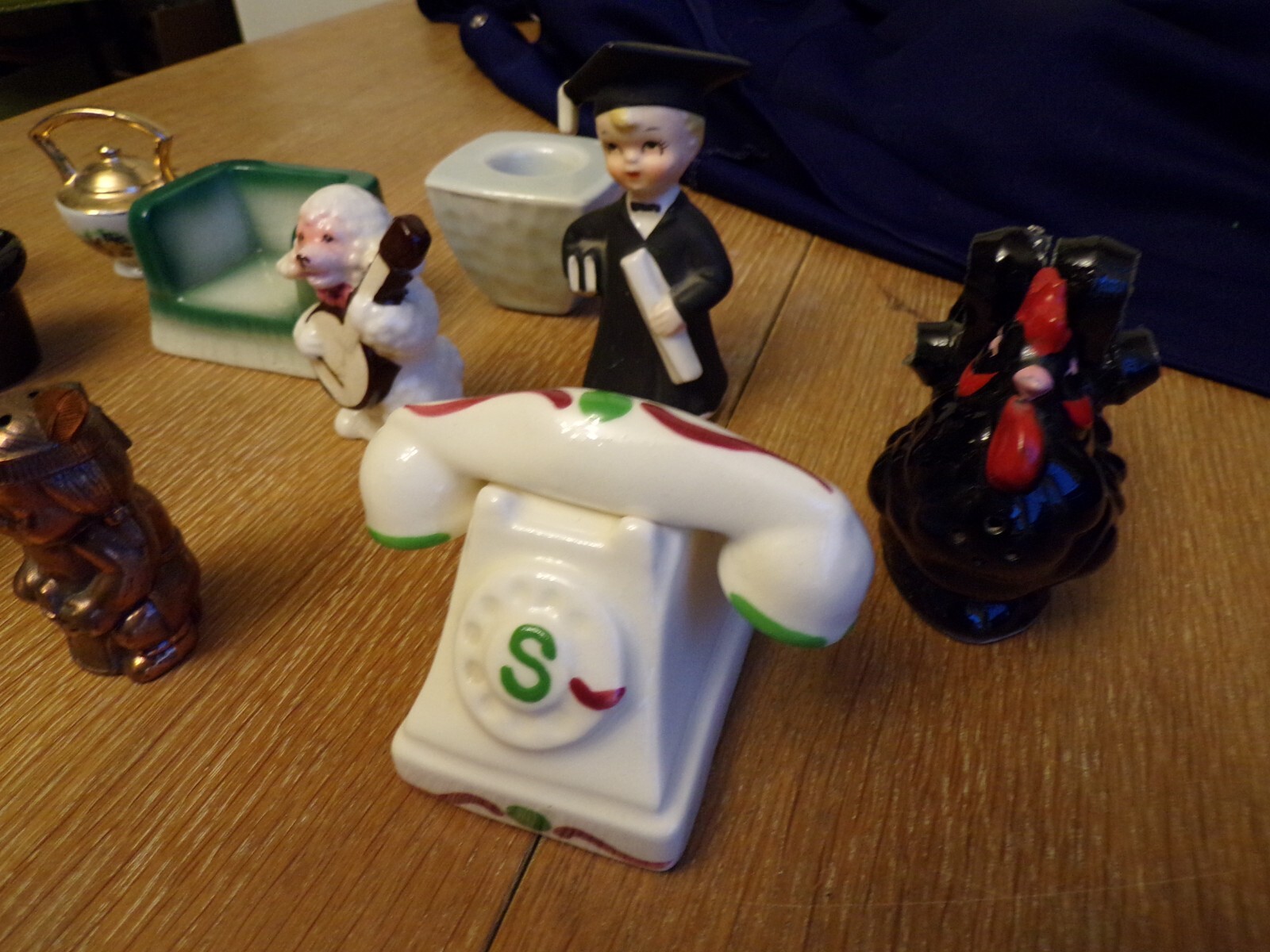 Lot of Single Unit Salt & Pepper Shakers: Roster/frog/phone/Tea pot/lamb/top hat