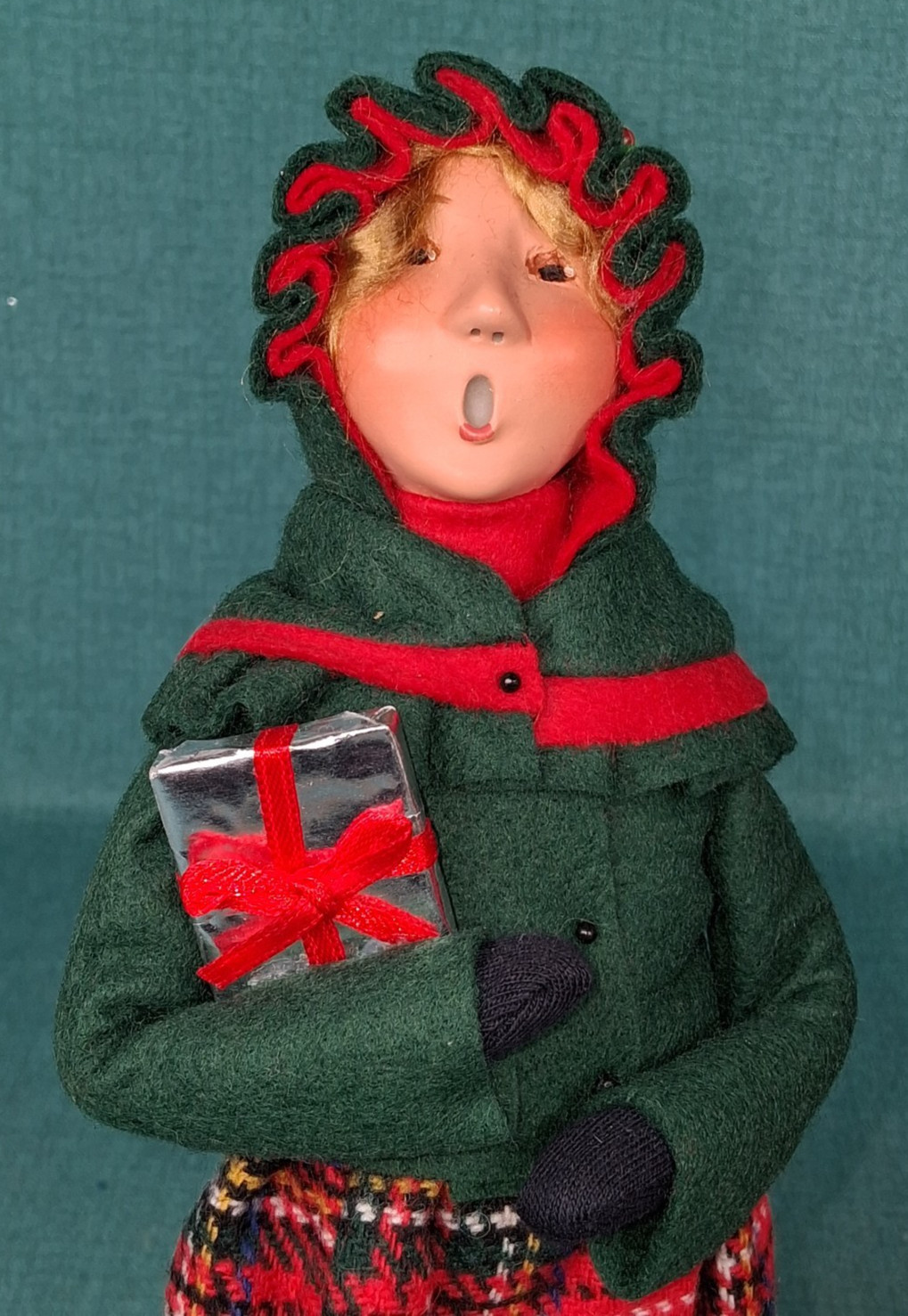 2 Byers Choice Carolers” 2011 ~ 13″ Woman & 10″ Girl w/ Gift