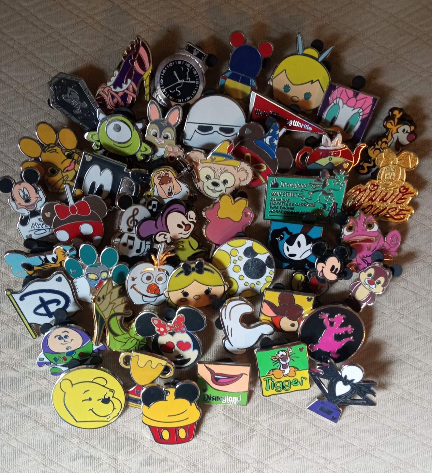 DISNEY PIN TRADING LOT 500 PINS, 200 unique ALL TRADABLE