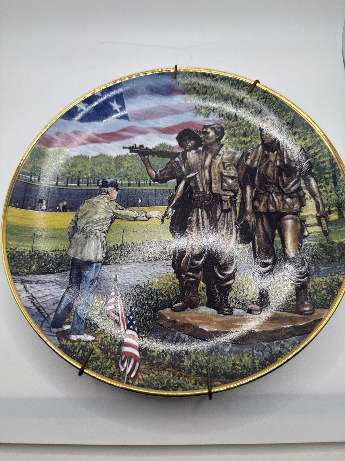 „Touching The Memory” Franklin Mint Friends of Vietnam Veterans Memorial Plate