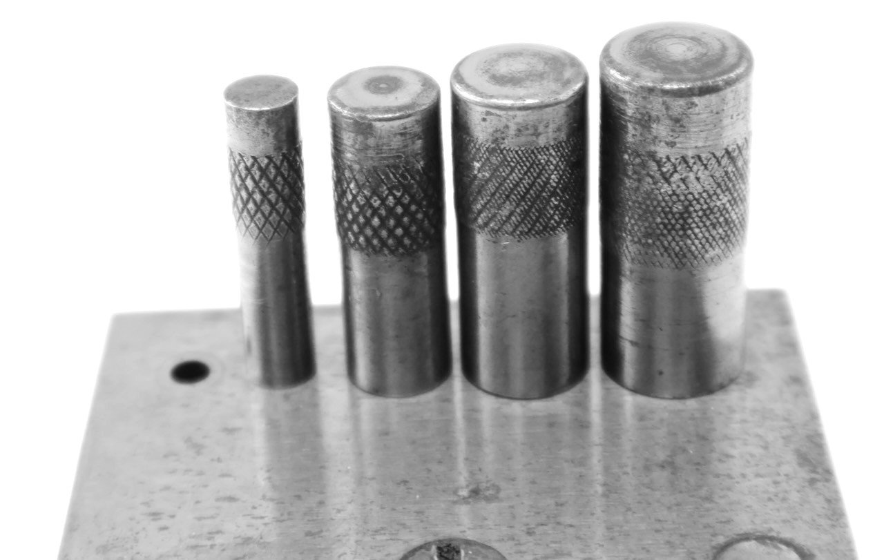 (4) Unbranded Machinist Hand Punches + Steel Holder : 7/32 – 9/32 – 11/32 – 7/16