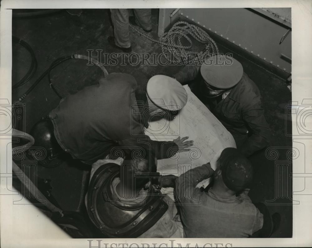 1947 Press Photo New York U.S. Navy simulates rescue from sunken subs NYC