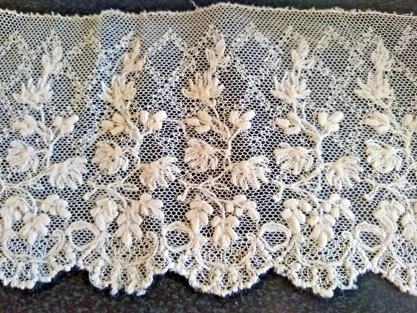 ANTIQUE LACE~LONG LENGTH OF EMBROIDERED COTTON NET EDGING LACE~84″ x 3″