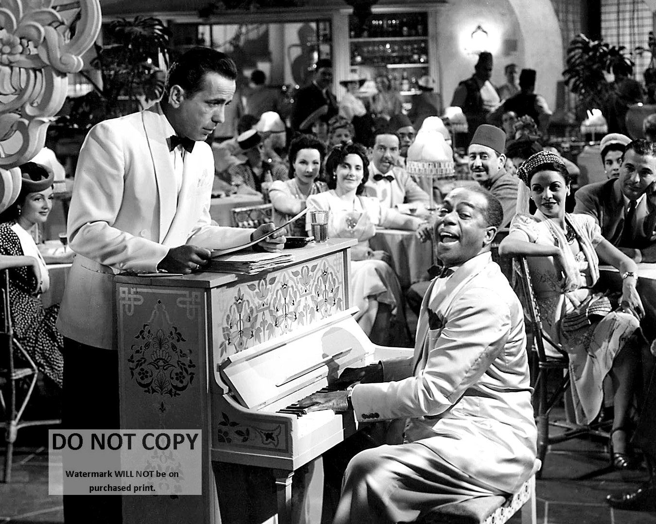 HUMPHREY BOGART & DOOLEY WILSON IN „CASABLANCA“ – 8X10 PUBLICITY PHOTO (ZZ-756)