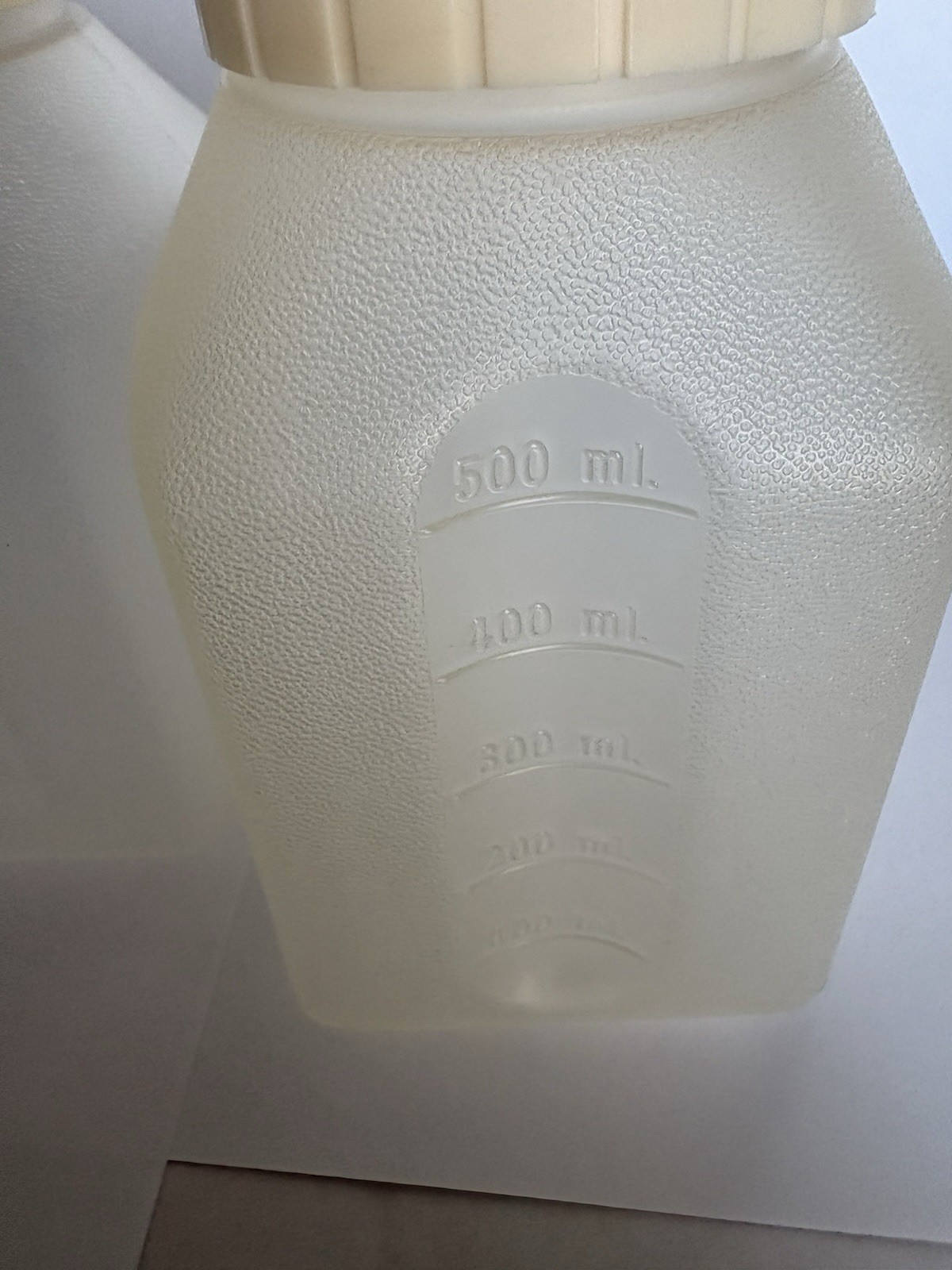 Rubbermade Vintage 1 Pint Shaker Bottle With Screw On Lid And Pour Spout -2