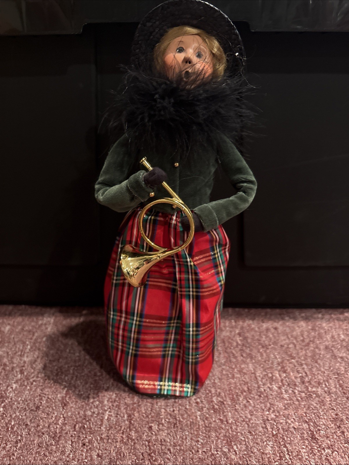 Byers Choice 2014 Woman with French Horn Christmas Caroler
