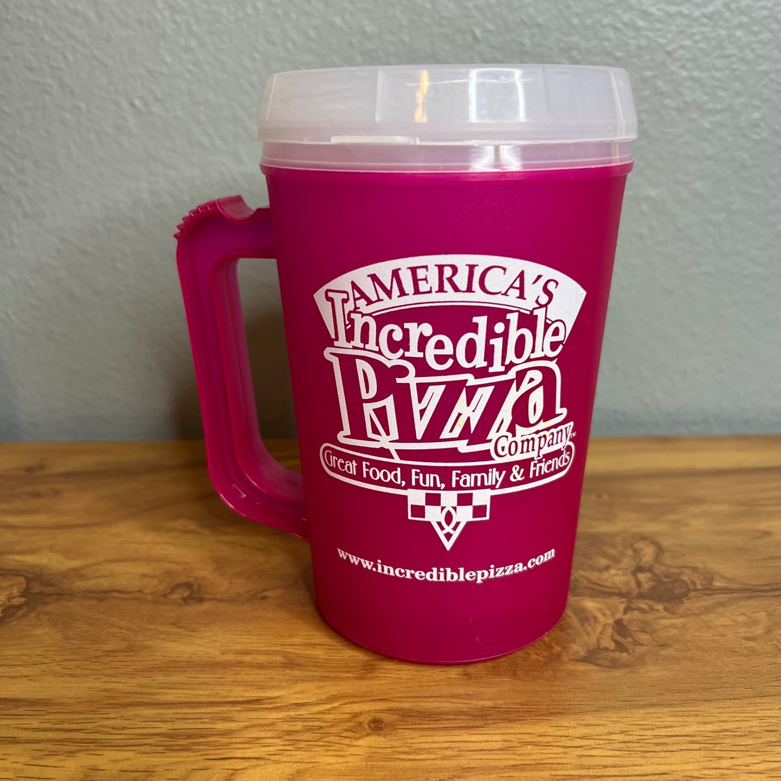 Americas Incredible Pizza Company Pink Insulated Hot or Cold Mug 22 Oz w/ Lid