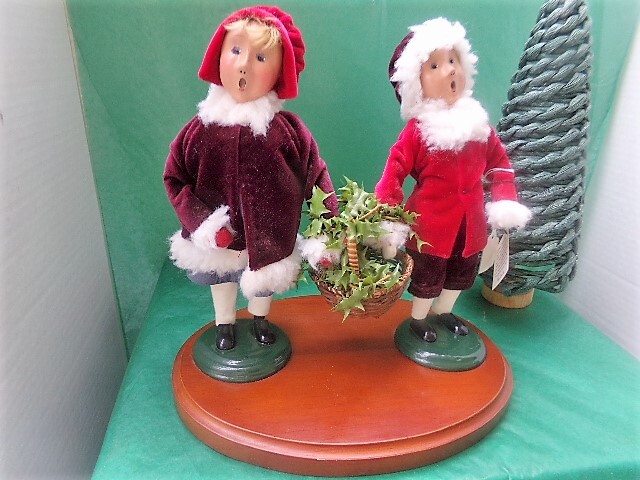 Byers Choice 2004 Boy and Girl GATHERING THE HOLLY on wood base PERFECT! by373
