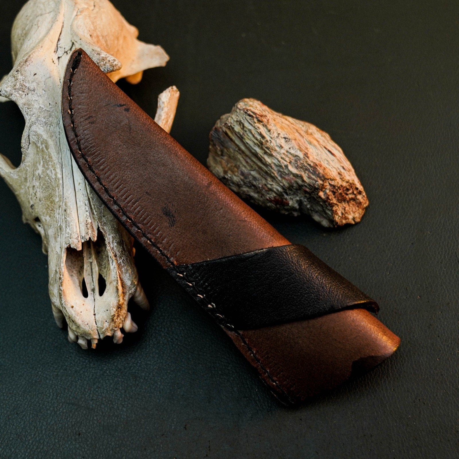 8.7″ D2 Skinning Hunting Knife Handmade Full Tang Resin Handle Leather Sheath