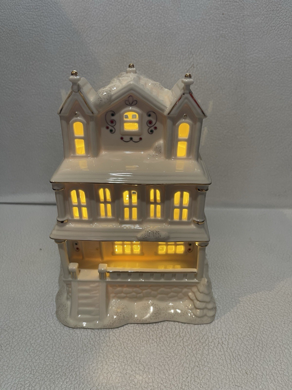2021 Lenox Village Treasures MISTLETOE PARK Victorian House – Lights Up w/Box
