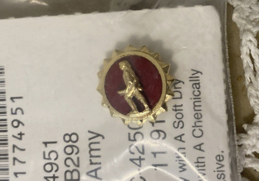 US Army Honorable Discharge Lapel Pin Button Service Veteran MINUTE MAN