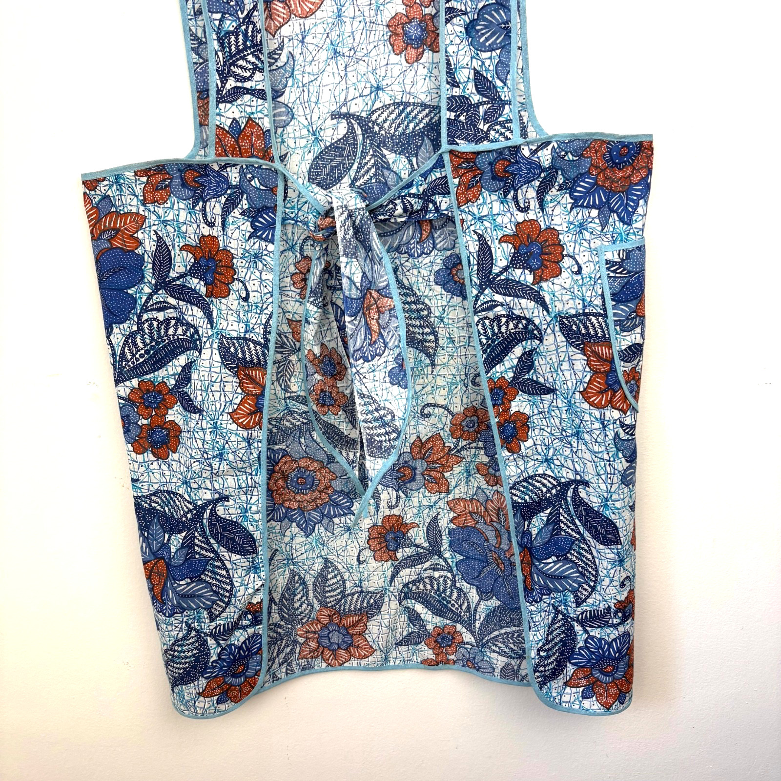 Vtg Fruit Of The Loom Bib Tie Back Easy Care Apron Blue Floral Pockets NOS READ