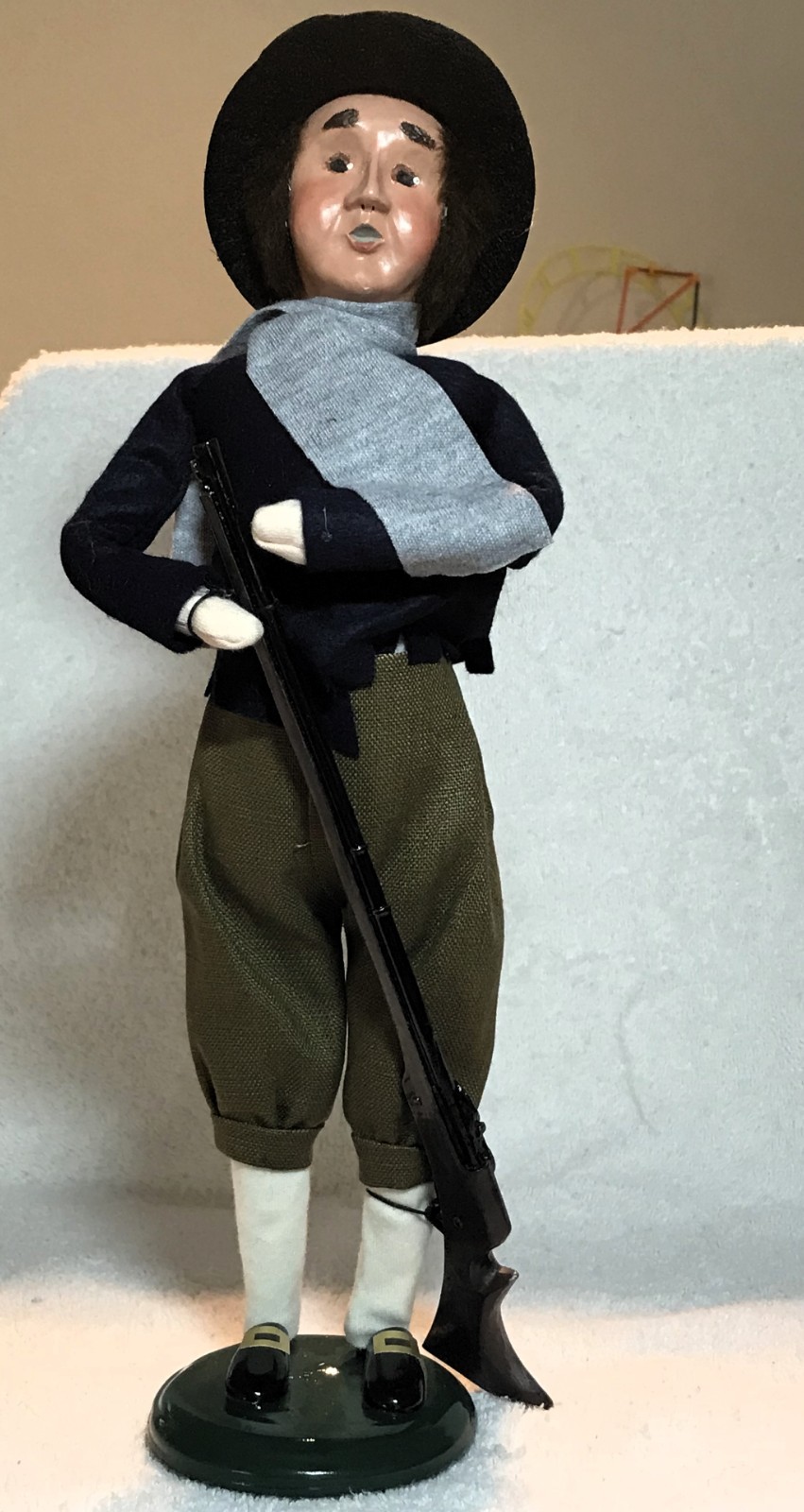 BYERS CHOICE PILGRIM MAN WITH RIFLE & GRAY SCARF LOOKS GREAT PLEASE SEE PICS