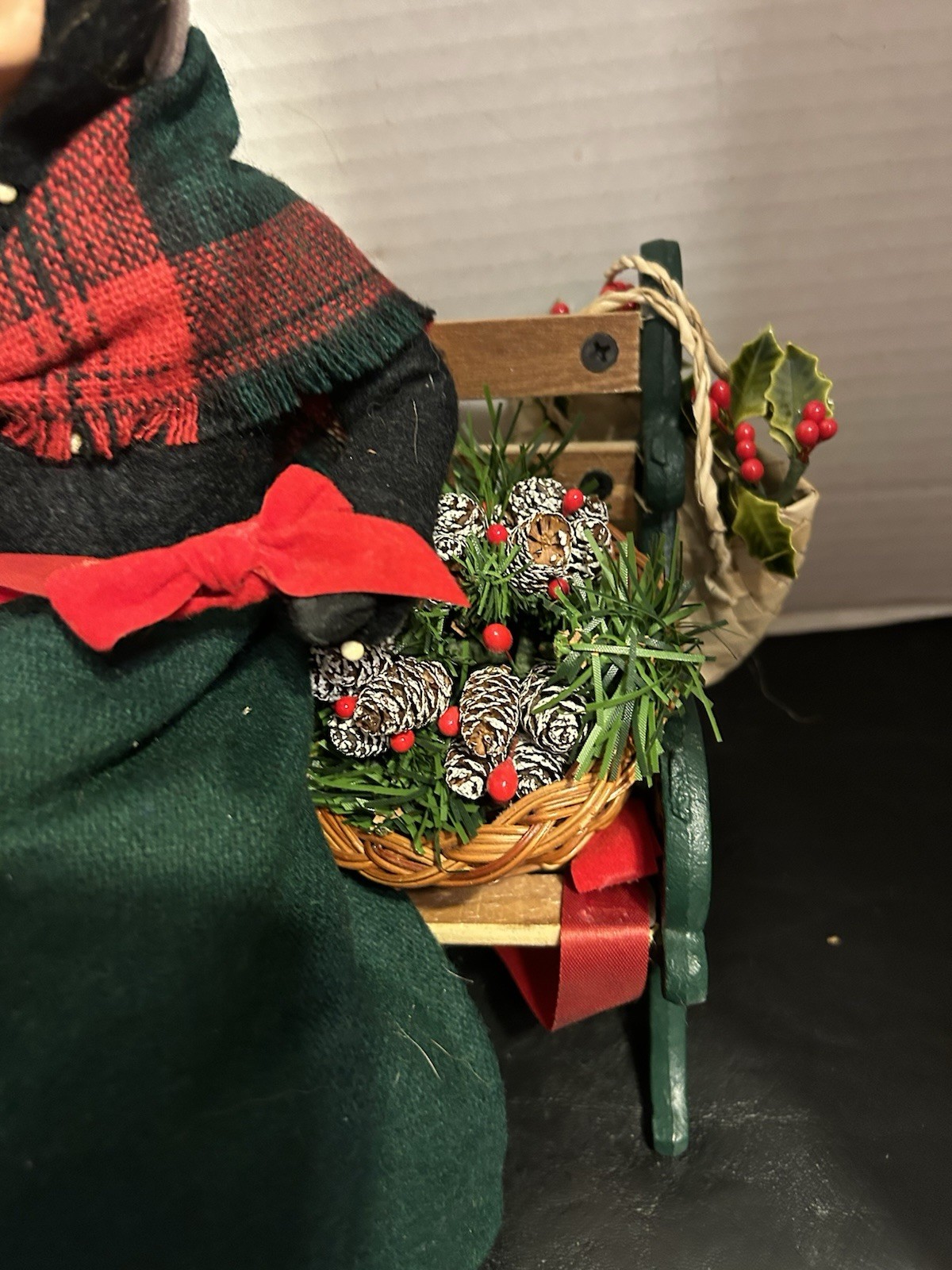 Byers‘ Choice Winterthur Woman w/ Wreath, Greens, Cardinal Sitting on Bench 2002