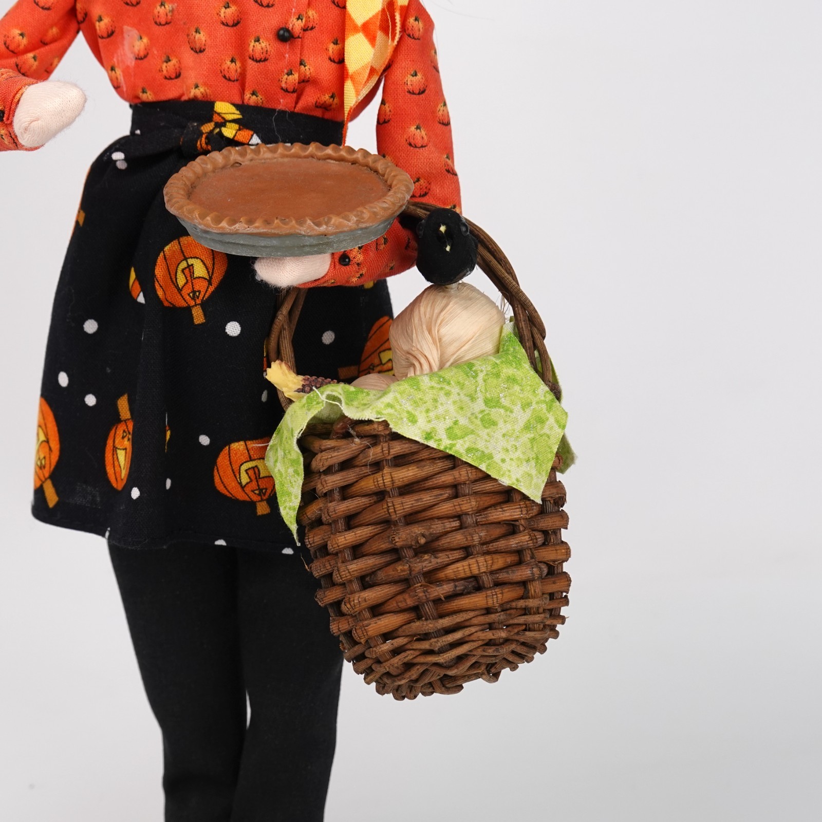 Byers Choice 2008 Thanksgiving Harvest Woman Pie Crow Corn Basket Signed RARE