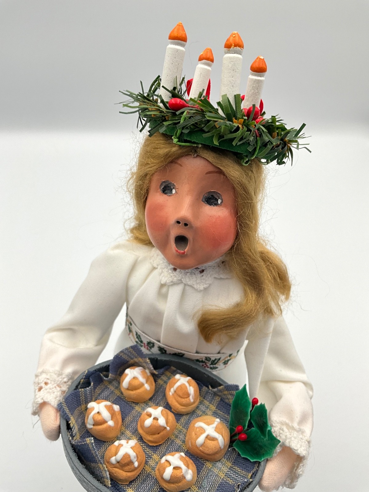 Byers Choice Saint St Lucia Candles & Hot Cross Buns Swedish Legend HTF Mint