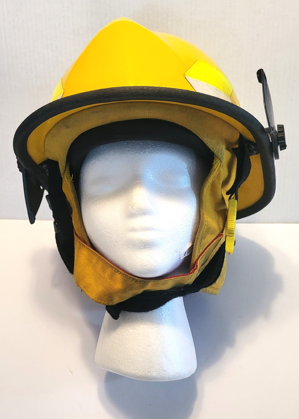 Vintage Chieftain Firefighter Helmet Safeco 911 Yellow Arrows Used in Service
