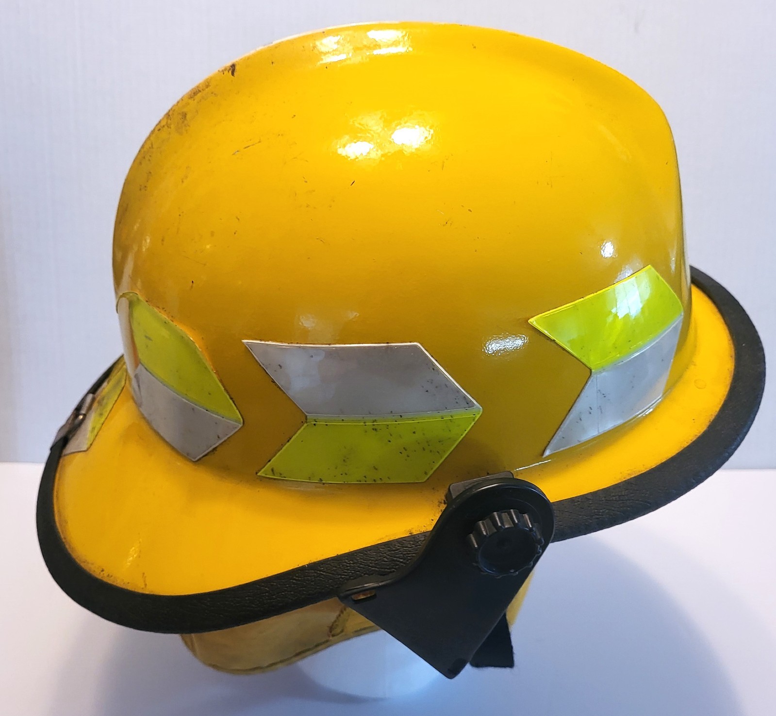 Vintage Chieftain Firefighter Helmet Safeco 911 Yellow Arrows Used in Service